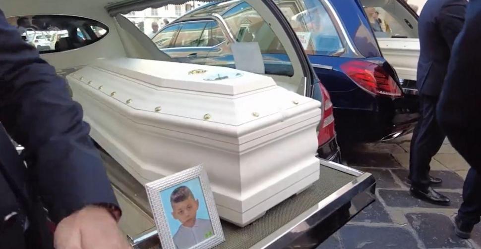 "Unde te duci, copilul meu? Aşteaptă-mă şi pe mine”. Durere fără margini la înmormântarea celor doi fraţi, Daniel şi Ştefan, care s-au înecat în Italia 846547