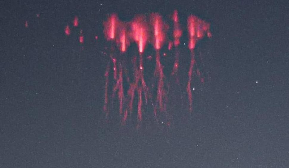 Fenomen fabulos, în premieră, pe cerul României, apărut datorită furtunilor. Ce este "Red sprites" 846591
