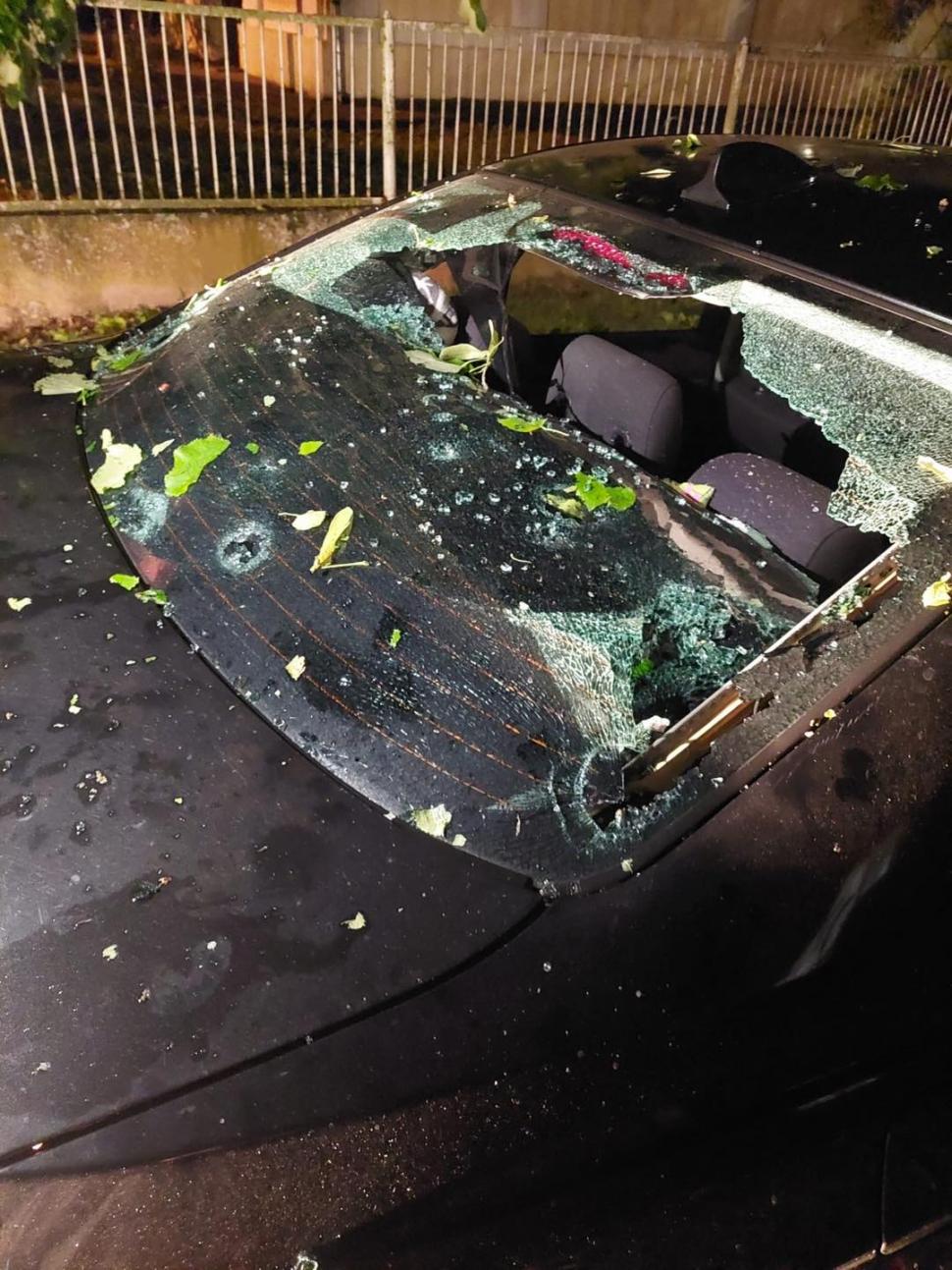 "Nu am mai văzut așa ceva, aveai impresia că sunt grenade". O localitate din județul Timiș, devastată de grindina cât mingea de tenis 846526