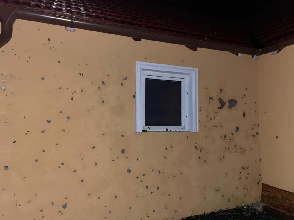 "Nu am mai văzut așa ceva, aveai impresia că sunt grenade". O localitate din județul Timiș, devastată de grindina cât mingea de tenis 846527