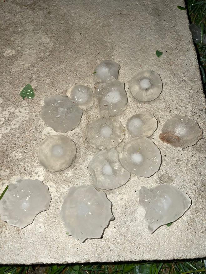 "Nu am mai văzut așa ceva, aveai impresia că sunt grenade". O localitate din județul Timiș, devastată de grindina cât mingea de tenis 846528