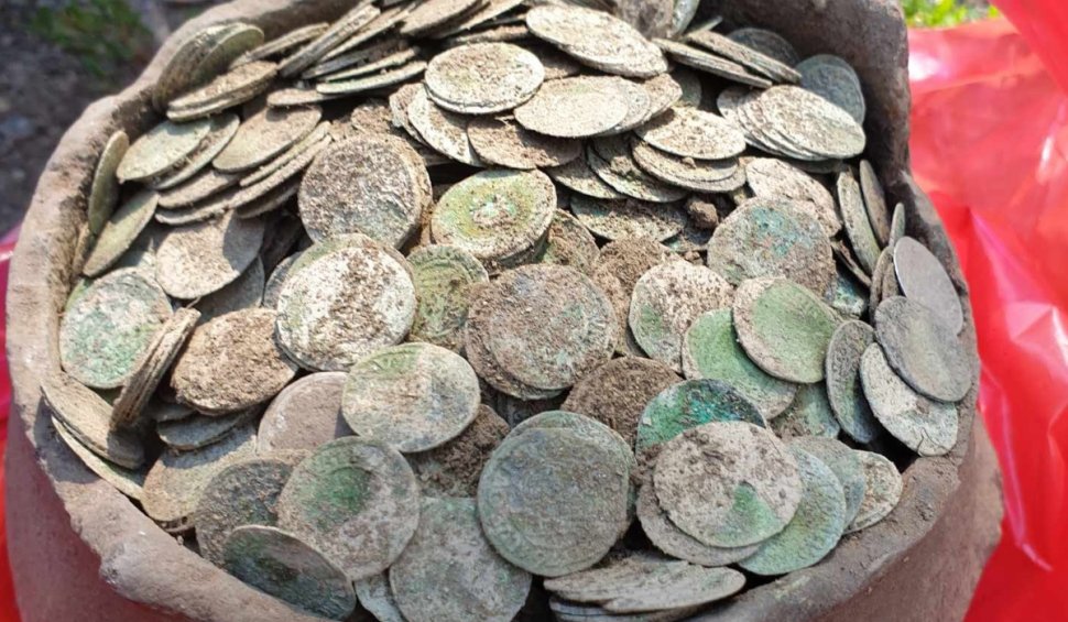 "Ne-au dat lacrimile de bucurie" | Tezaur monetar, vechi de 500 de ani, descoperit de trei bărbaţi într-o pădure din Bihor