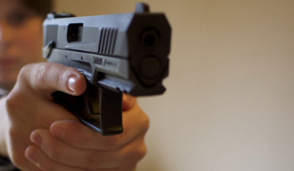 Alertă în Gorj: un bărbat a fost împușcat în burtă cu pistolul de un agresor care a fugit | Poliția l-a căutat toată noaptea