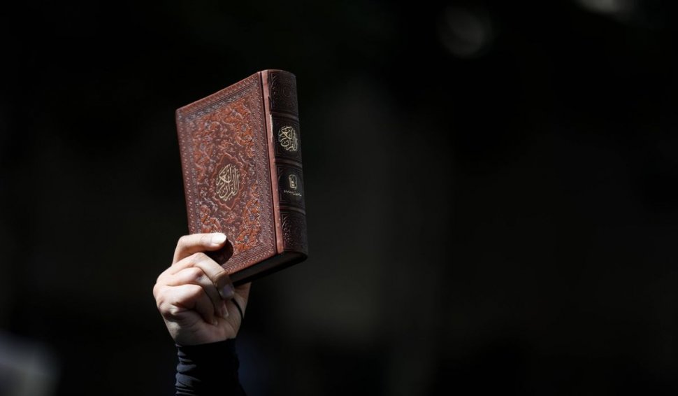 Suedia se joacă cu focul religios: după Coran, Biblia și Tora sunt arse în public, la Stockholm