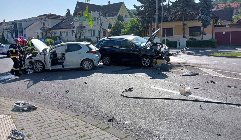 Accident grav în Târgu Mureș, după ce doi șoferi au forțat trecere într-un sens giratoriu. Pompierii intervin cu o autospecială de stingere 846780