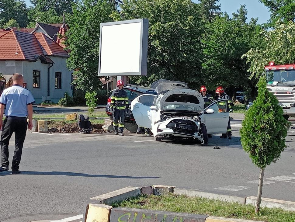 Accident grav în Târgu Mureș, după ce doi șoferi au forțat trecere într-un sens giratoriu. Pompierii intervin cu o autospecială de stingere 846781