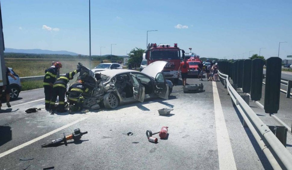 Accident în lanţ între un TIR și 4 autoturisme pe A1, în Timiș. Circulația este dirijată pe banda de urgență