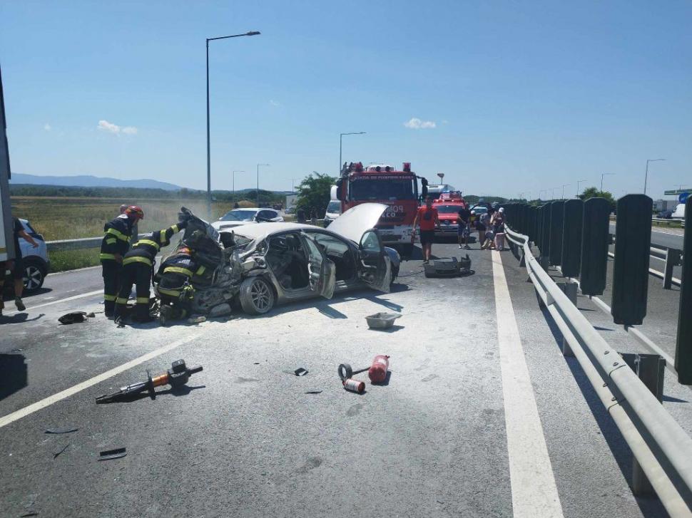 Accident în lanţ între un TIR și 4 autoturisme pe A1, în Timiș. Circulația este dirijată pe banda de urgență 846821