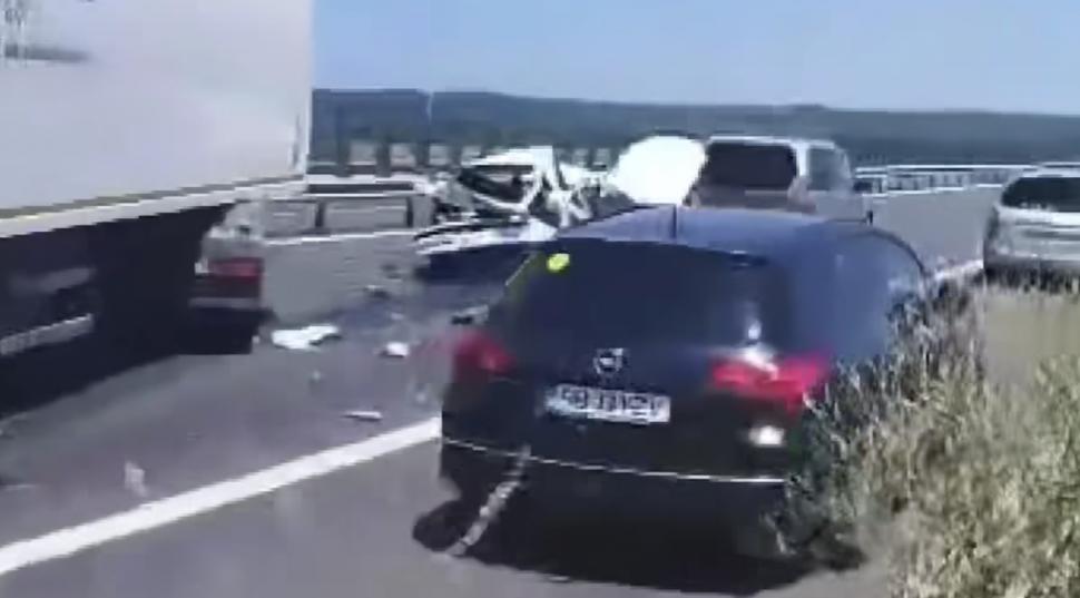 Accident în lanţ între un TIR și 4 autoturisme pe A1, în Timiș. Circulația este dirijată pe banda de urgență 846823