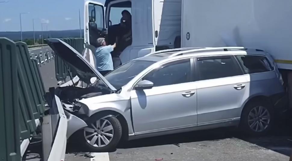 Accident în lanţ între un TIR și 4 autoturisme pe A1, în Timiș. Circulația este dirijată pe banda de urgență 846825