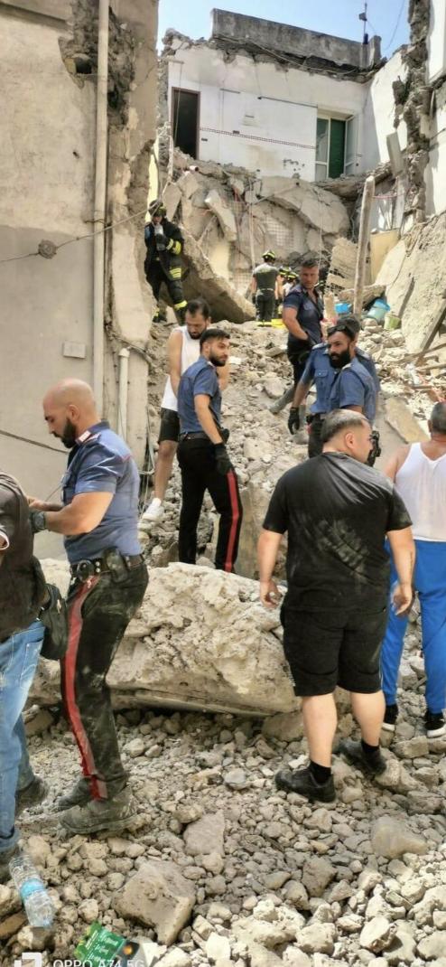 Bloc de trei etaje, prăbușit în Italia, în apropiere de Napoli. Salvatorii caută oameni prinși sub dărâmături 846813