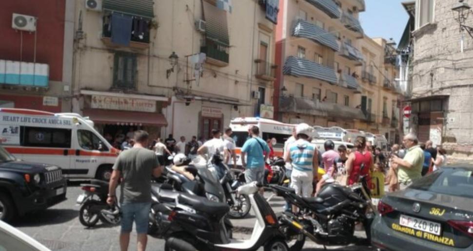 Bloc de trei etaje, prăbușit în Italia, în apropiere de Napoli. Salvatorii caută oameni prinși sub dărâmături 846814