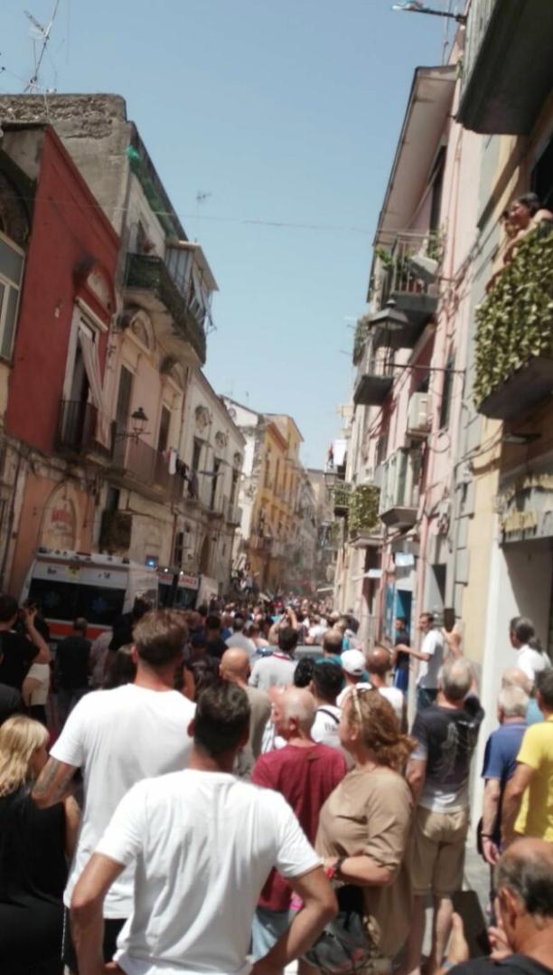 Bloc de trei etaje, prăbușit în Italia, în apropiere de Napoli. Salvatorii caută oameni prinși sub dărâmături 846815