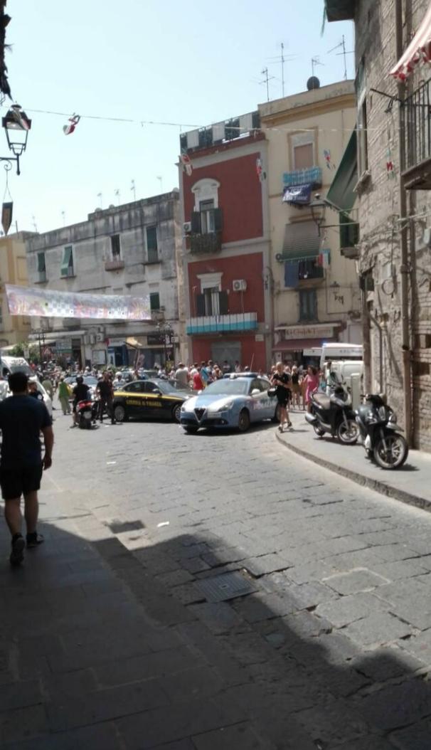 Bloc de trei etaje, prăbușit în Italia, în apropiere de Napoli. Salvatorii caută oameni prinși sub dărâmături 846816