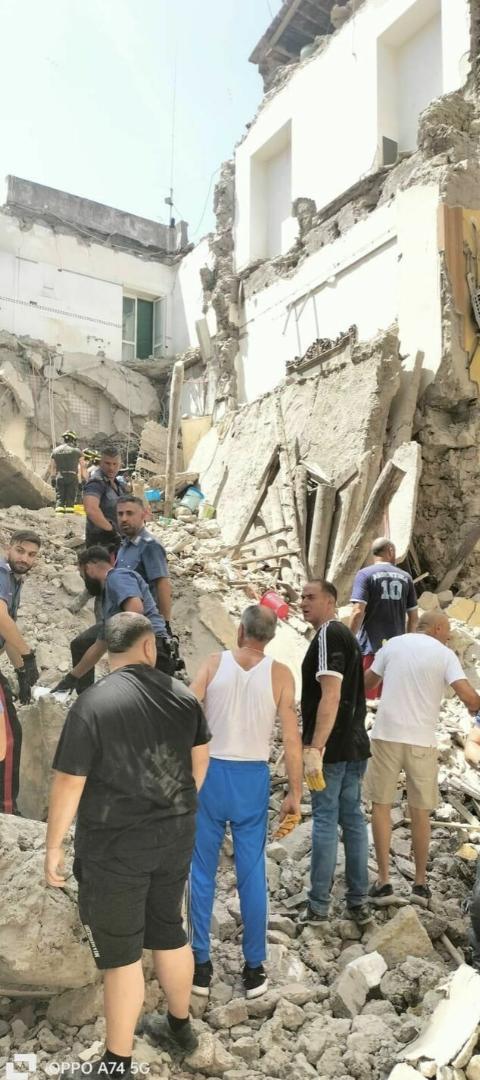 Bloc de trei etaje, prăbușit în Italia, în apropiere de Napoli. Salvatorii caută oameni prinși sub dărâmături 846818