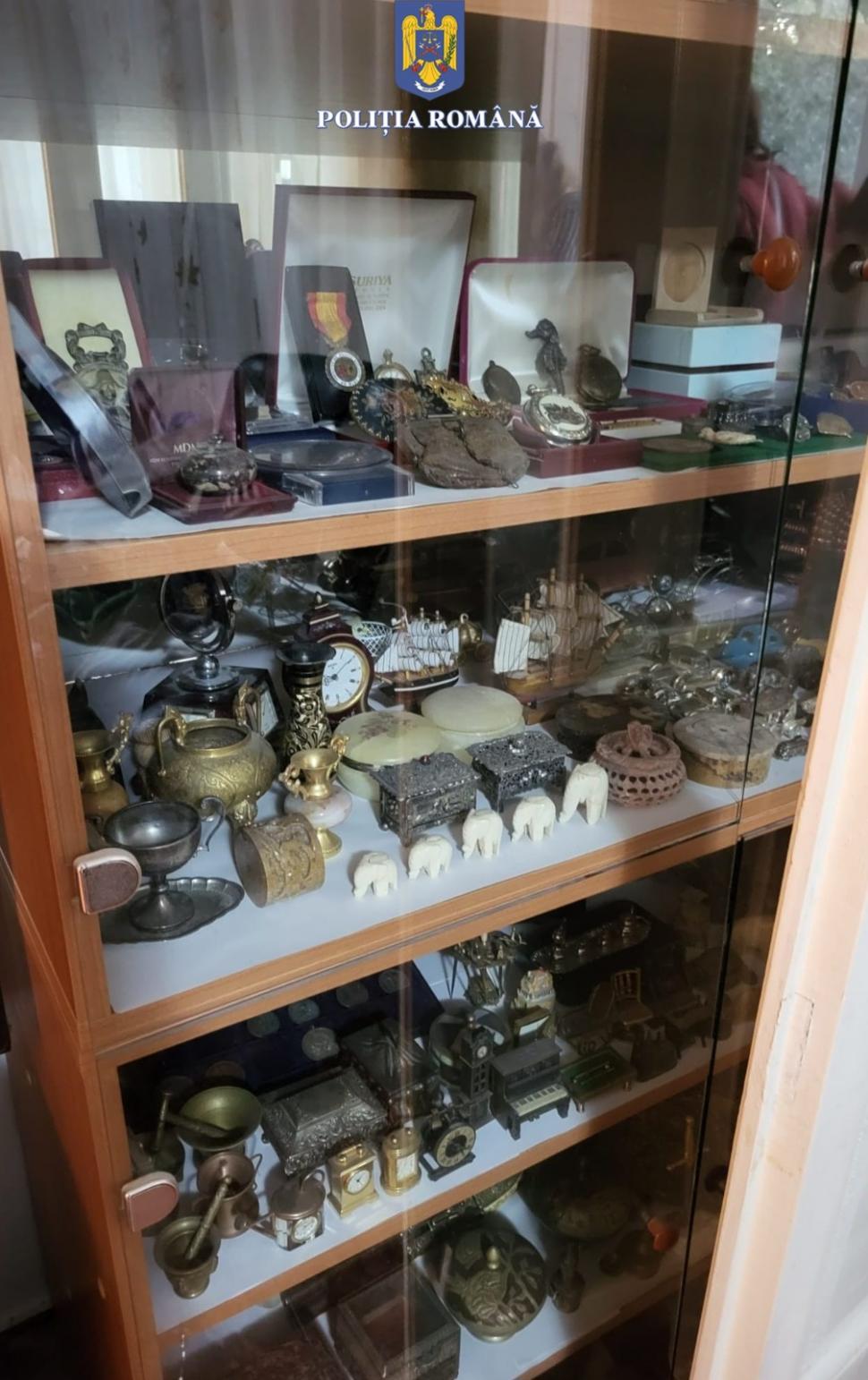 Descoperirea făcută de poliţişti în casa unui bărbat din Constanța. Au fost ridicate 65 de monede din perioada romană și medievală şi 8 ceasuri de colecţie 846829