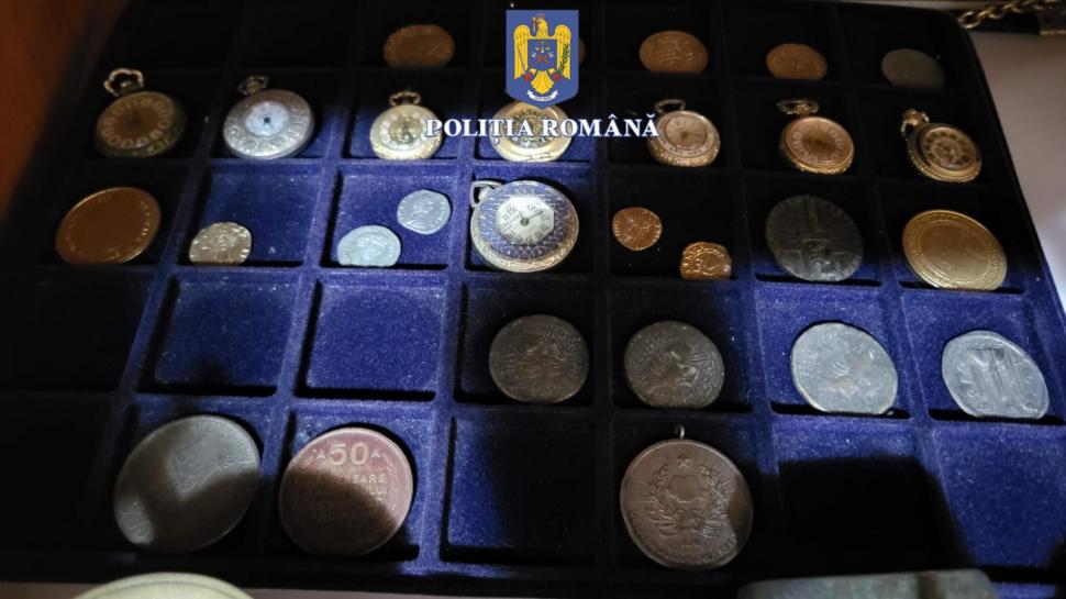 Descoperirea făcută de poliţişti în casa unui bărbat din Constanța. Au fost ridicate 65 de monede din perioada romană și medievală şi 8 ceasuri de colecţie 846830
