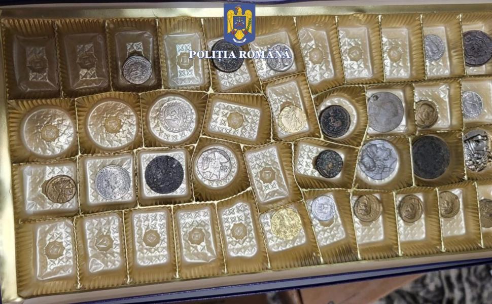 Descoperirea făcută de poliţişti în casa unui bărbat din Constanța. Au fost ridicate 65 de monede din perioada romană și medievală şi 8 ceasuri de colecţie 846831