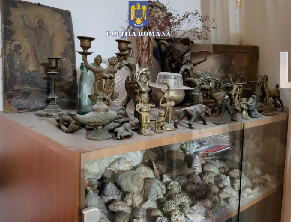 Descoperirea făcută de poliţişti în casa unui bărbat din Constanța. Au fost ridicate 65 de monede din perioada romană și medievală şi 8 ceasuri de colecţie 846832