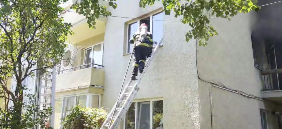 Explozie urmată de un incendiu, într-un bloc din Piatra Neamț. Intervenție de urgență a pompierilor 846835