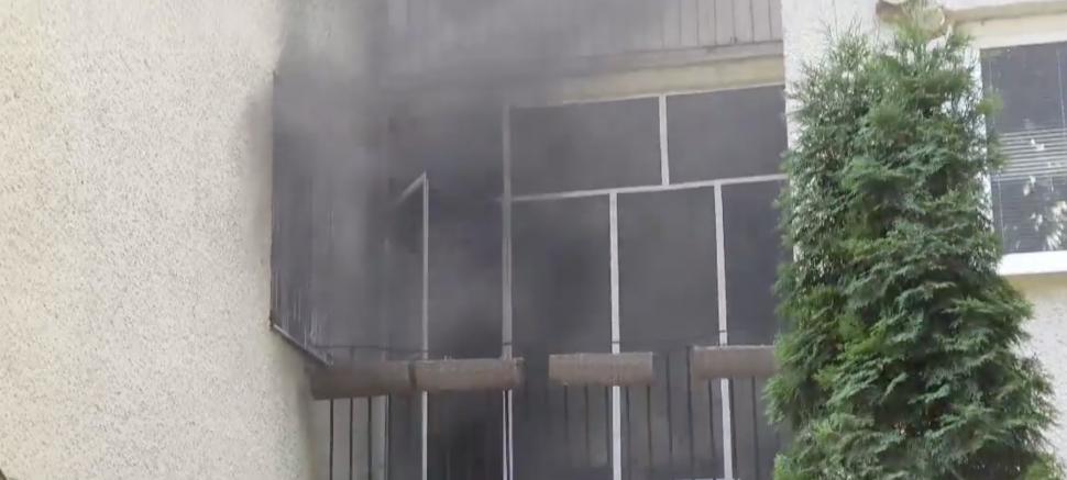 Explozie urmată de un incendiu, într-un bloc din Piatra Neamț. Intervenție de urgență a pompierilor 846836