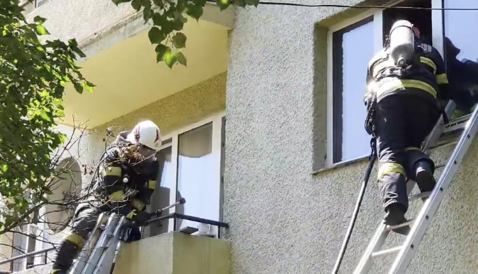 Explozie urmată de un incendiu, într-un bloc din Piatra Neamț. Intervenție de urgență a pompierilor 846837