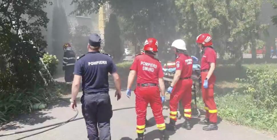 Explozie urmată de un incendiu, într-un bloc din Piatra Neamț. Intervenție de urgență a pompierilor 846838
