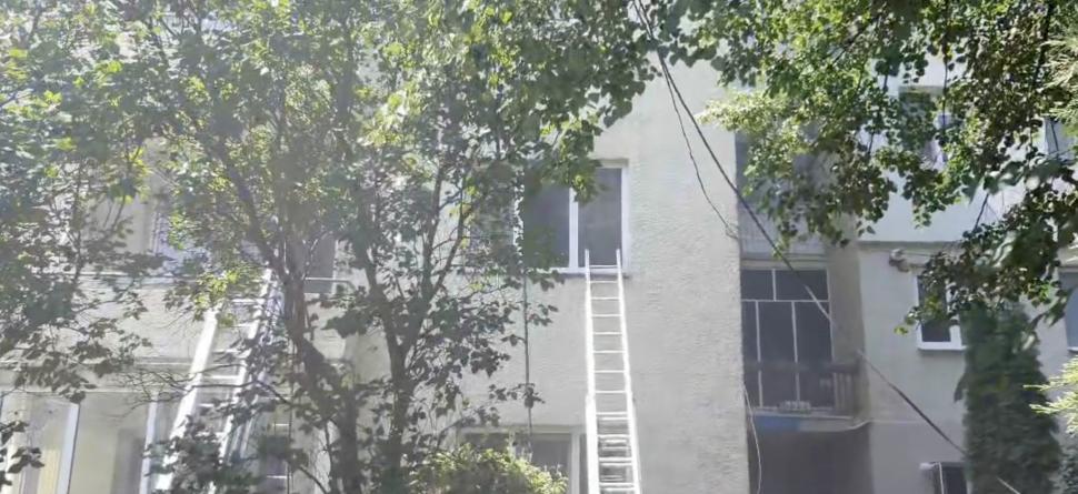 Explozie urmată de un incendiu, într-un bloc din Piatra Neamț. Intervenție de urgență a pompierilor 846839