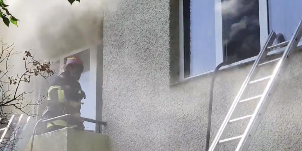 Explozie urmată de un incendiu, într-un bloc din Piatra Neamț. Intervenție de urgență a pompierilor 846840