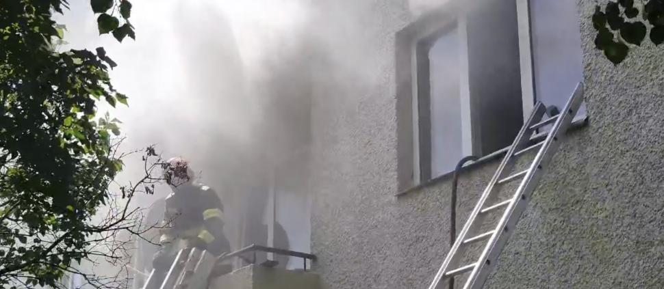 Explozie urmată de un incendiu, într-un bloc din Piatra Neamț. Intervenție de urgență a pompierilor 846841