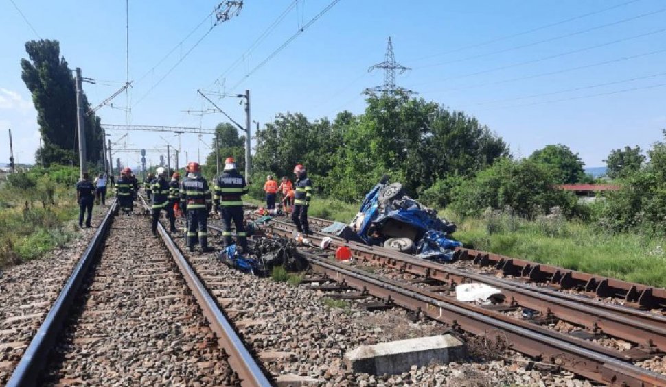 Mașină distrusă de tren, la Bacău! Doi copii și părinții lor au murit pe loc | Mama era însărcinată și abia luase permisul
