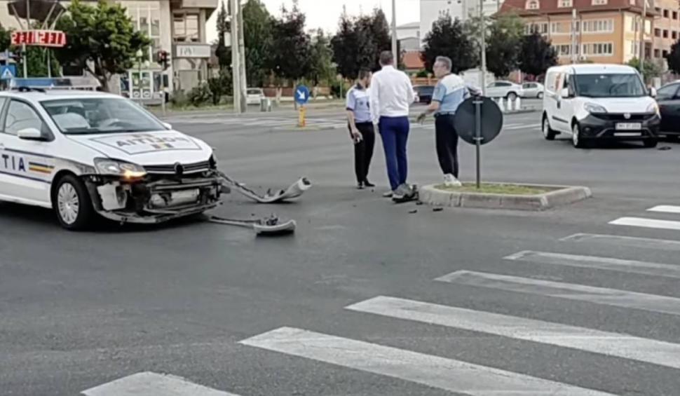 O mașină de poliție, aflată în misiune, a fost izbită în plin de o mașină de curierat, în Drobeta-Turnu Severin 846785