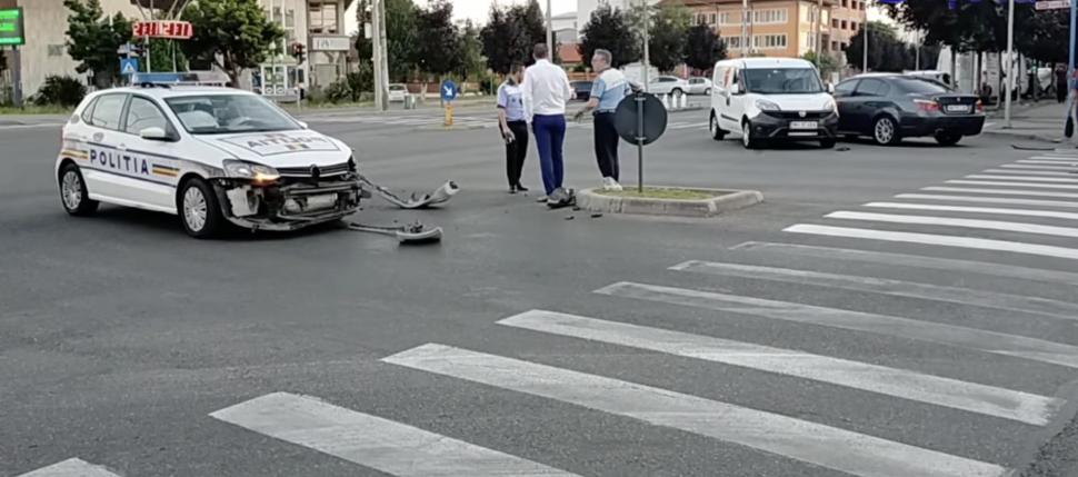 O mașină de poliție, aflată în misiune, a fost izbită în plin de o mașină de curierat, în Drobeta-Turnu Severin 846786