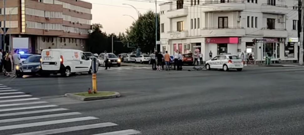 O mașină de poliție, aflată în misiune, a fost izbită în plin de o mașină de curierat, în Drobeta-Turnu Severin 846787