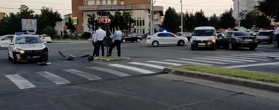O mașină de poliție, aflată în misiune, a fost izbită în plin de o mașină de curierat, în Drobeta-Turnu Severin 846788