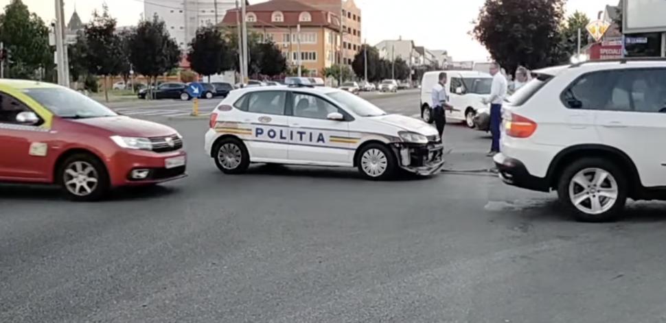 O mașină de poliție, aflată în misiune, a fost izbită în plin de o mașină de curierat, în Drobeta-Turnu Severin 846789