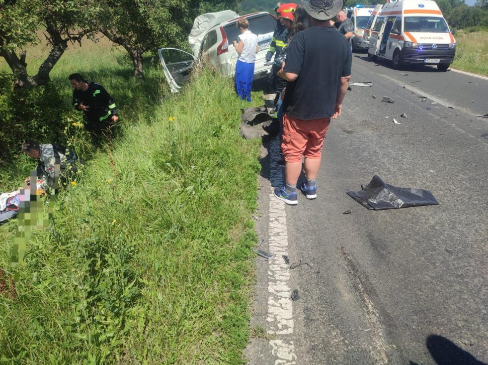 Motocicliști maghiari, loviți mortal de un șofer intrat pe contrasens în depășirea unei coloane de mașini, pe DN68 | Trafic blocat total între Caransebeș și Hațeg 846849