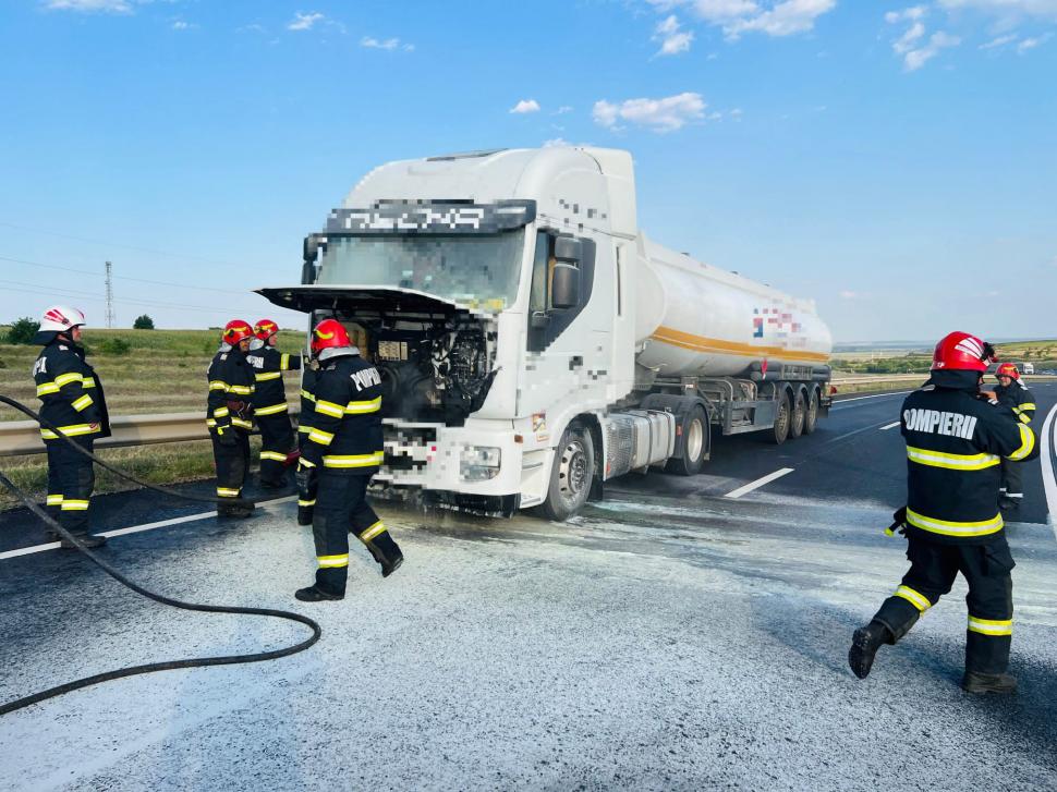 Pericol de explozie pe DN5, în Giurgiu! A luat foc o cisternă încărcată cu acetat de butil 846879