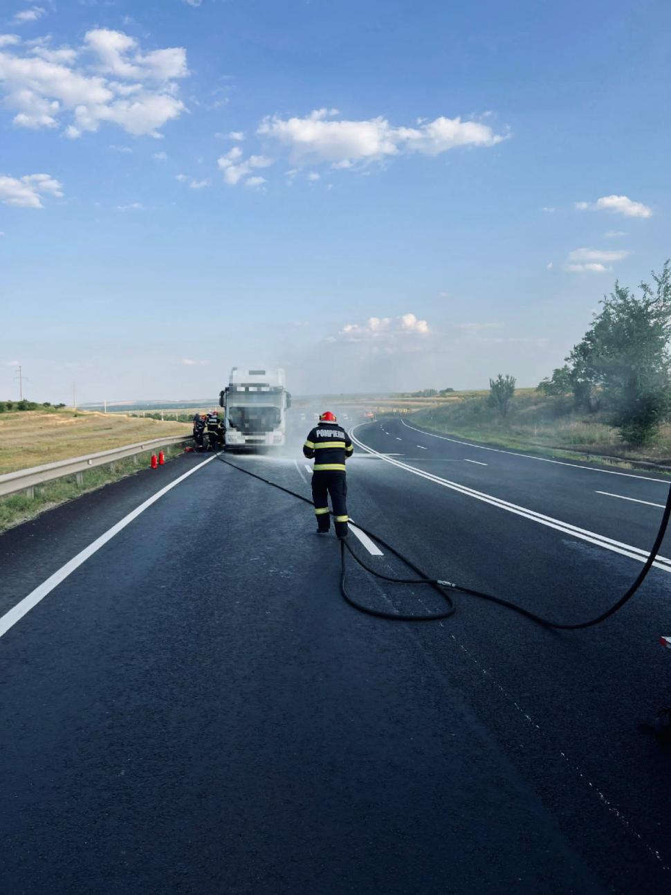 Pericol de explozie pe DN5, în Giurgiu! A luat foc o cisternă încărcată cu acetat de butil 846880