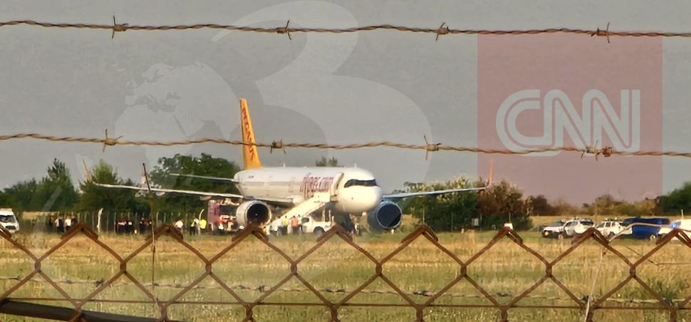 Alertă cu bombă la bordul unui avion pe aeroportul Otopeni | Echipele antitero intervin 847085