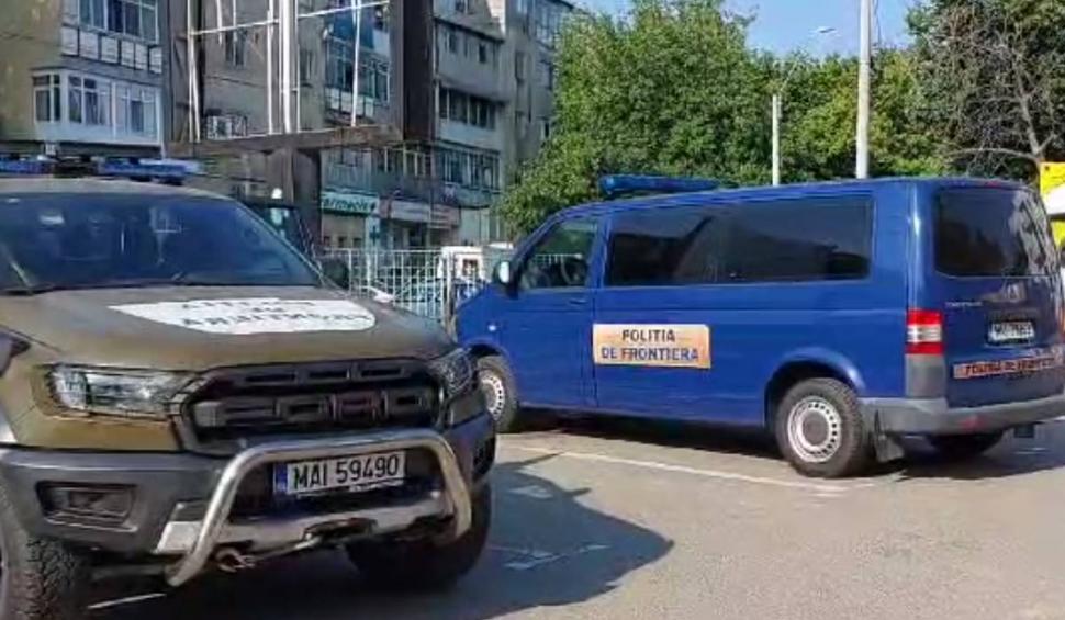 Zeci de migranți au intrat cu microbuzul într-un cap de pod, încercând să fugă de polițiști, în Mehedinți 846939