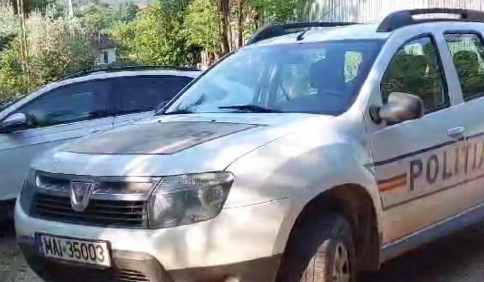 Zeci de migranți au intrat cu microbuzul într-un cap de pod, încercând să fugă de polițiști, în Mehedinți 846940