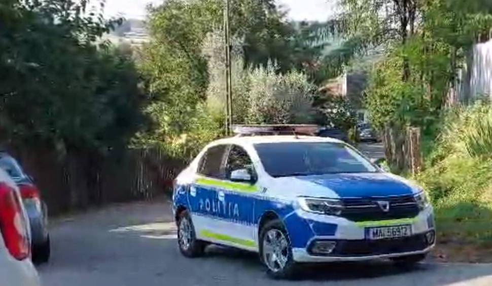 Zeci de migranți au intrat cu microbuzul într-un cap de pod, încercând să fugă de polițiști, în Mehedinți 846941