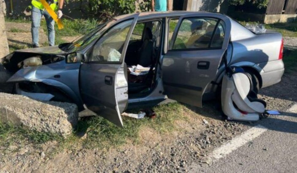 O tânără a murit într-un accident grav, după ce mama ei a adormit la volan și a intrat cu mașina într-un cap de pod, în Mureș