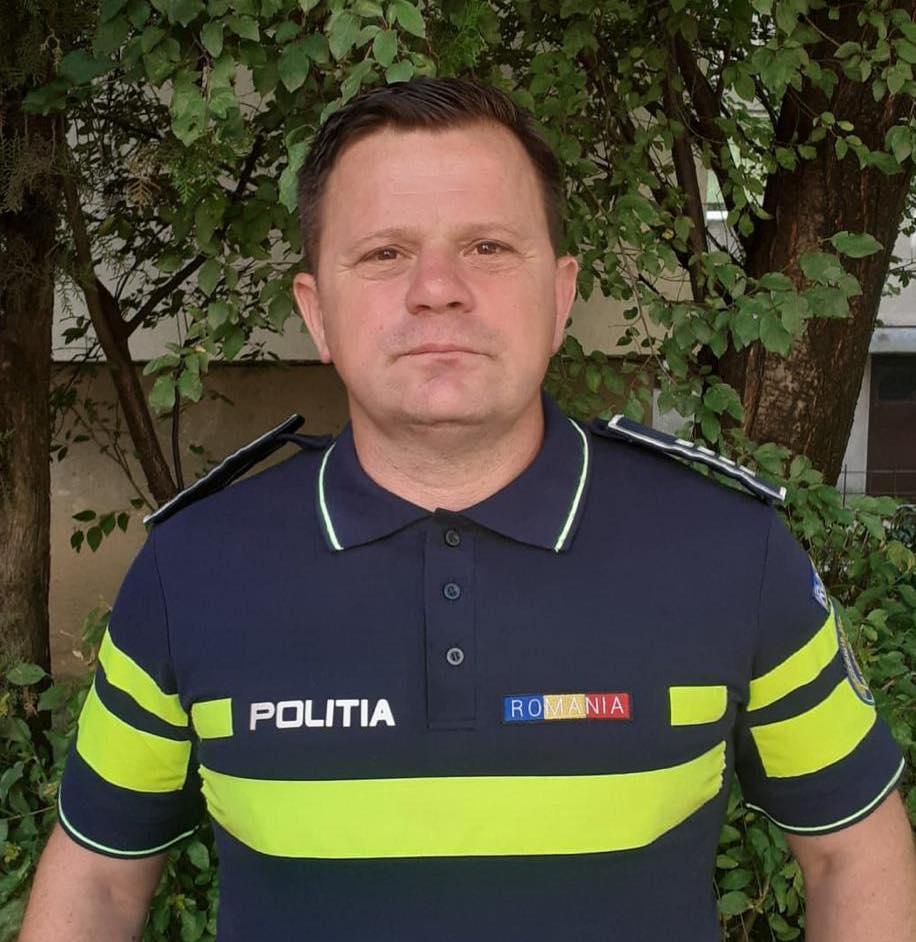 ”Respect! Dumnezeu te va răsplăti” El este Marius, polițistul care a salvat viața unui bărbat implicat într-un accident rutier grav 847289