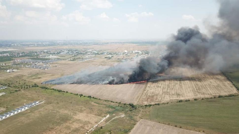 Incendiu masiv în apropiere de Bucureşti: Ard 10 hectare de vegetaţie. A fost emis mesaj Ro-Alert 847201