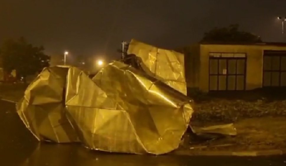 Județele din nord-vestul României au fost lovite de furtuni cu grindină și rafale de 90 de kilometri la oră | Acoperișul unei săli de sport a fost smuls