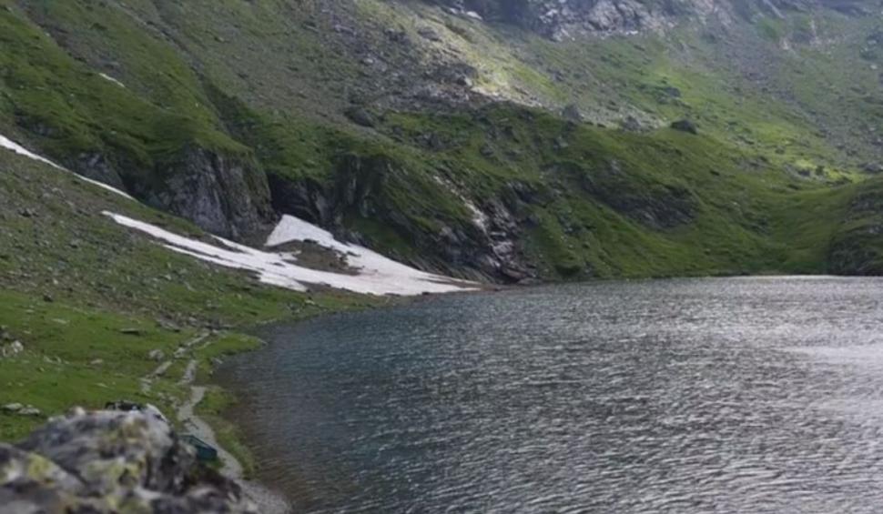 Locul din România în care sunt 16 grade, în timp ce restul țării fierbe. Turiștii se bucură de răcoare și chiar se bulgăresc cu zăpadă 847265