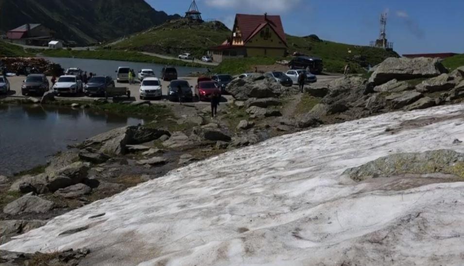 Locul din România în care sunt 16 grade, în timp ce restul țării fierbe. Turiștii se bucură de răcoare și chiar se bulgăresc cu zăpadă 847267