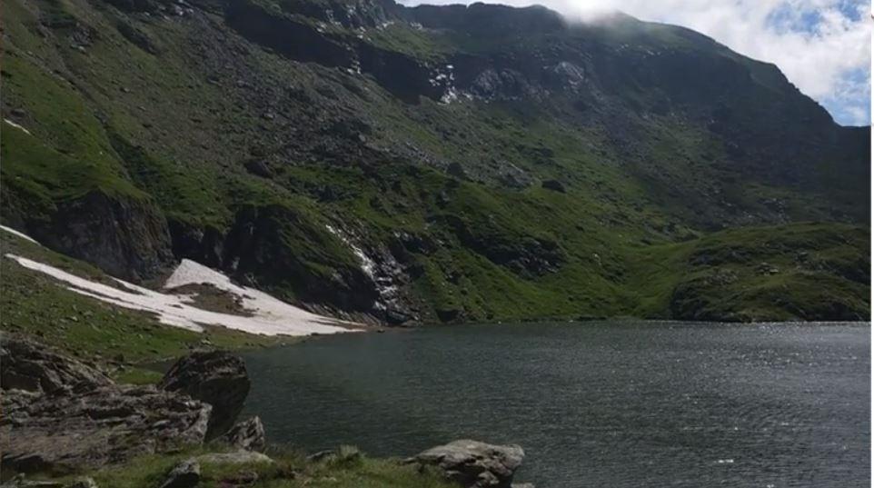 Locul din România în care sunt 16 grade, în timp ce restul țării fierbe. Turiștii se bucură de răcoare și chiar se bulgăresc cu zăpadă 847269